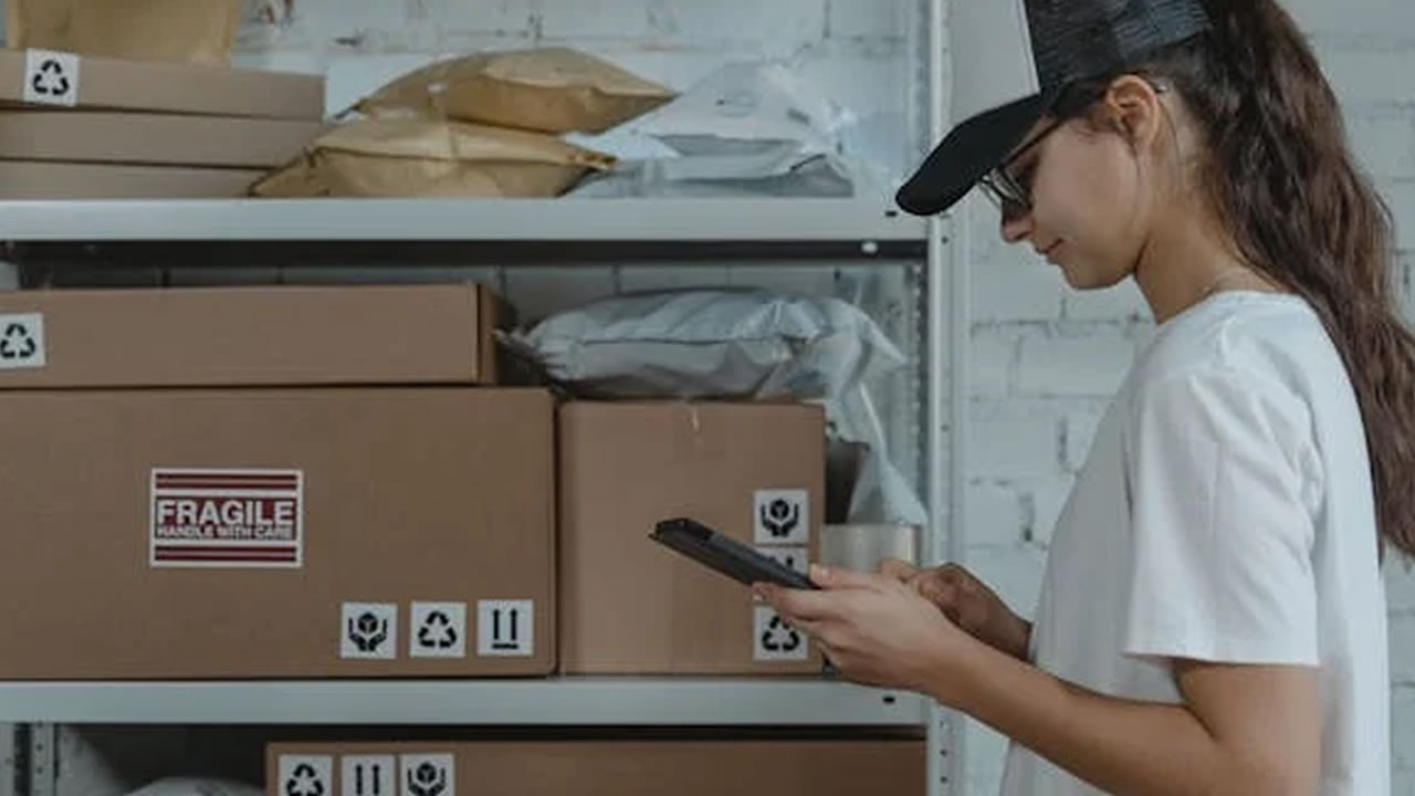 How Trucking Brokers Help Independent Truck Drivers Find Loads