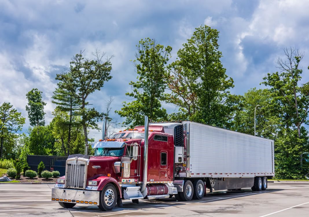 Who offers same-day freight factoring advances with fuel discount cards?